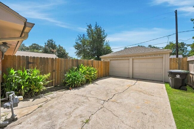 Photo - 10503 Shadow Wood Dr