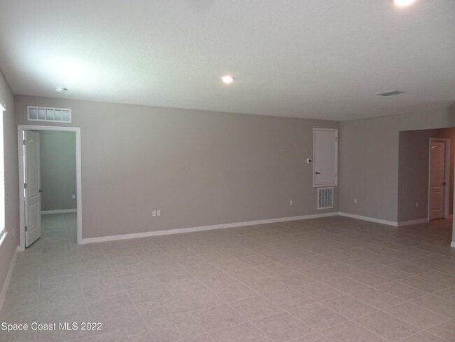 Sala de estar con azulejos - 701 Avalon St SE