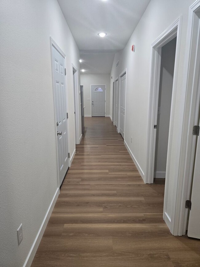 Photo - 3034-MF2-E5 Unit B