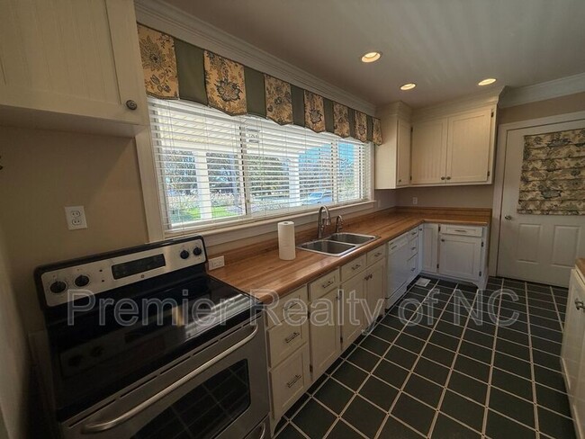 Photo - 292 Feezor Rd