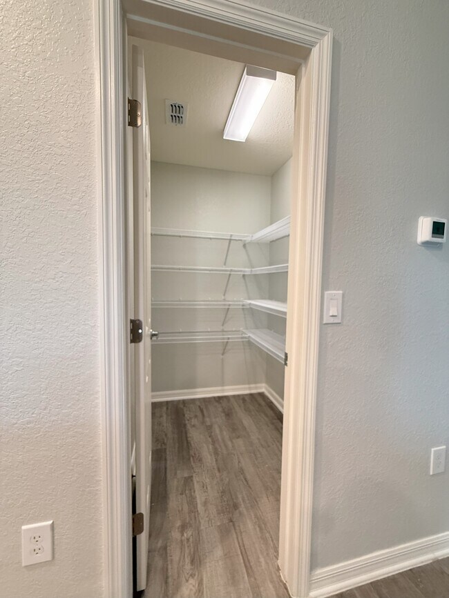 Photo - 4306 Swan St
