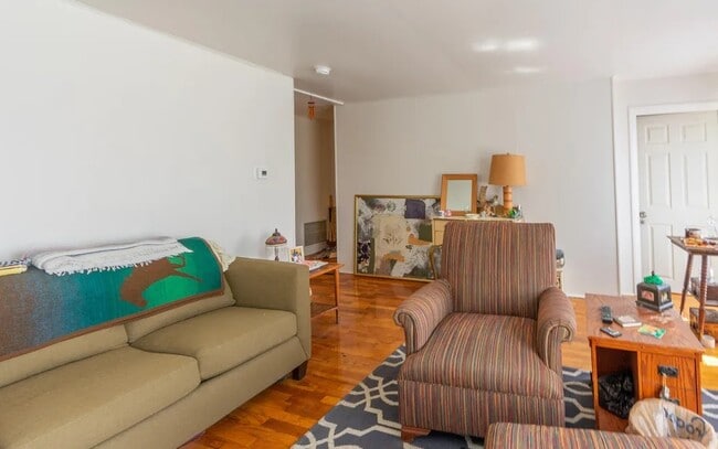 Photo - 422 W Saginaw St