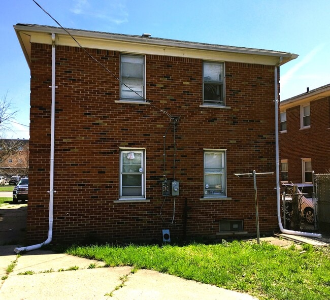 Photo - 18457-59 Hoover Unit 57