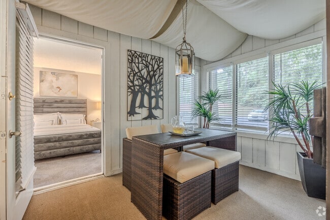 1BR, 1BA - 883SF - Sun Room