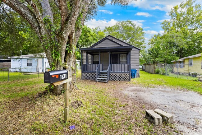 Building Photo - 3 bedroom with large yard $1575.00 ** Read... Rental