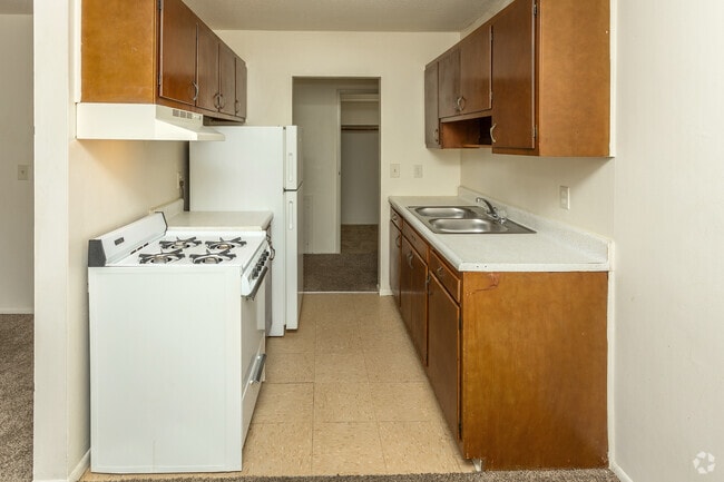1BR, 1BA - 650SF - Kitchen