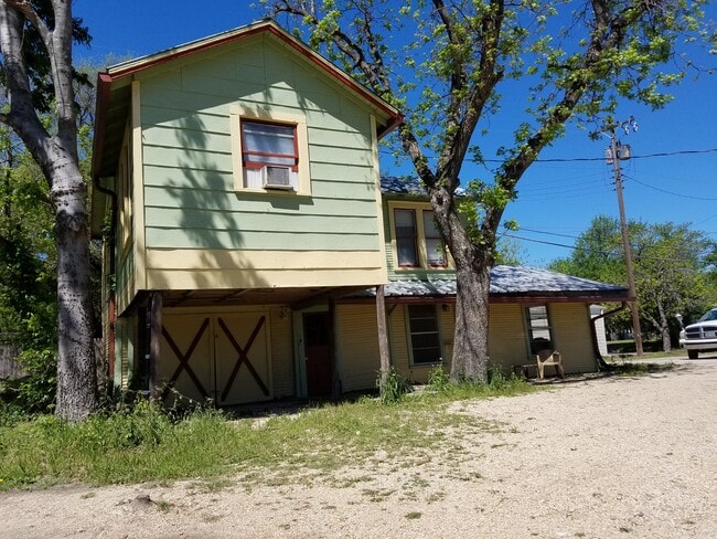 Photo - 715 N Main St Unidad B