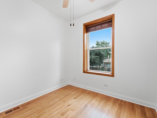 Photo - 3408 N Springfield Ave Unit 2