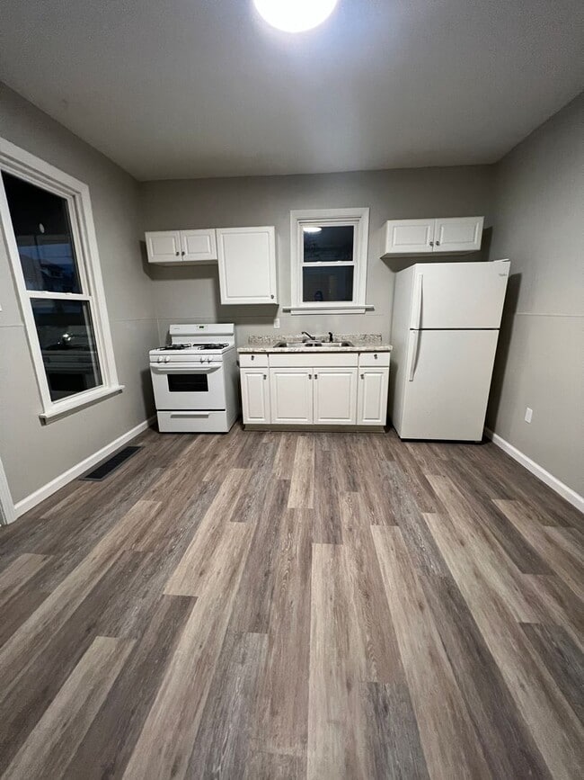 Building Photo - 401 Parade St Unit 2