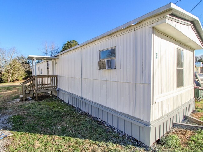 Building Photo - Close to downtown Pulaski!