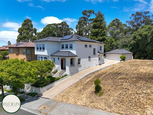 Building Photo - Spectacular Hill Top Home W/ Expansive Vie...