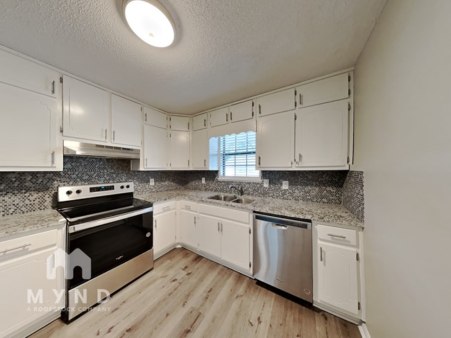 Photo - 208 Oak Cir N