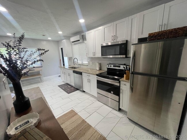 Building Photo - 430 NE 1st Ave. Unit A