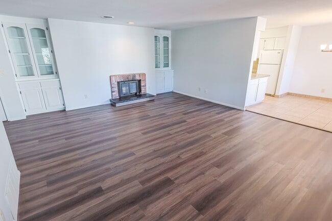 Photo - 3 BEd CONDO, NO DEPOSIT AND WATER INCLUDED...