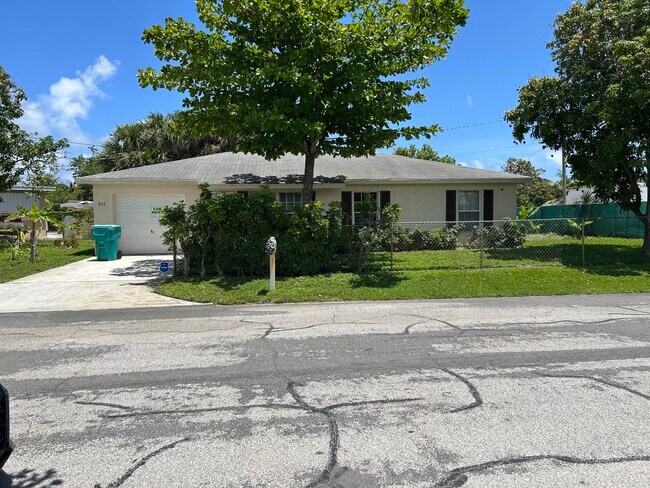 806 NW 1st St