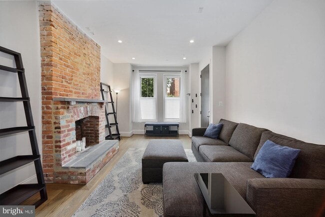 Photo - 2298 Champlain St NW Unidad B