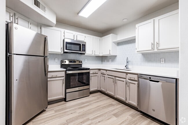 1 BR, 1 BR - 740 SF - Vista Verde
