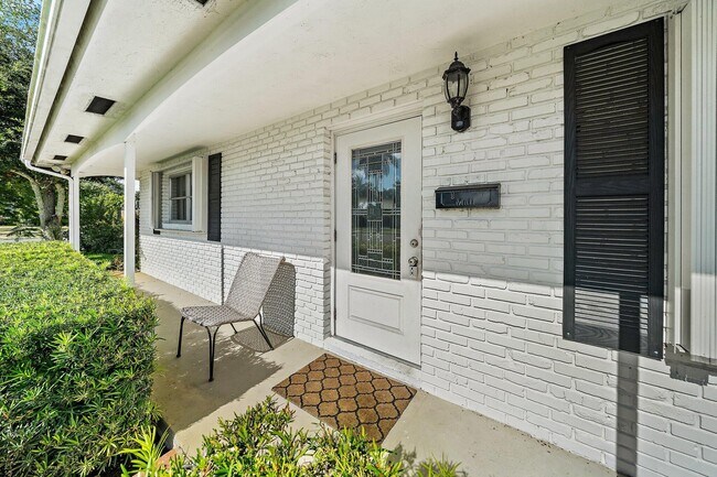 Photo - 201 Worth Ct N