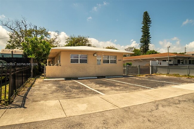 Building Photo - 15940 NE 19th Ct Unit 3