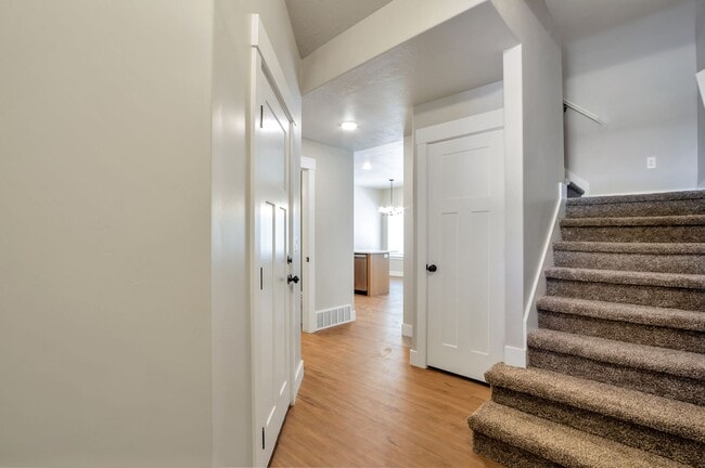 Building Photo - Stunning 3 Bed - 2.5 Bath Townhome in Amazing Layton Location! Available on NOW!