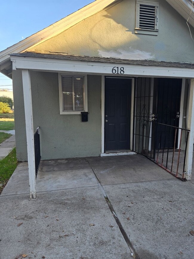 Building Photo - Downtown Studio Apartment