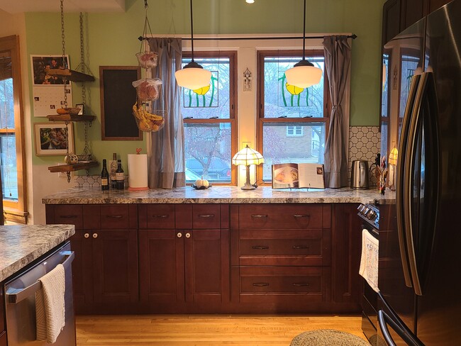 Building Photo - 528 19th Ave NE