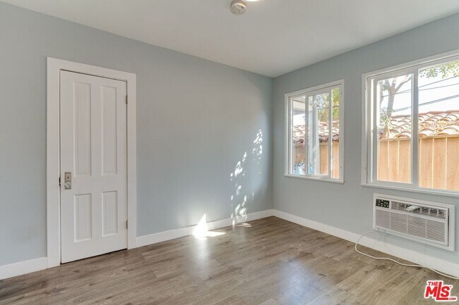 Photo - 11472 Ventura Blvd Unidad E