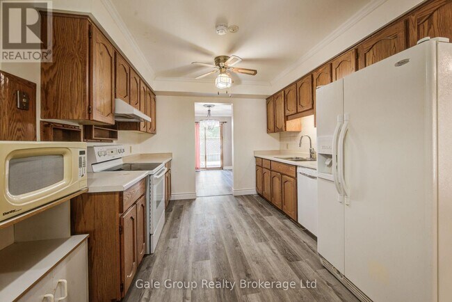 Photo - 575 Springbank Ave N