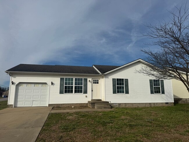 Building Photo - Spacious 3 bedroom, two bathroom home close to GM, Magna and Industrial Park