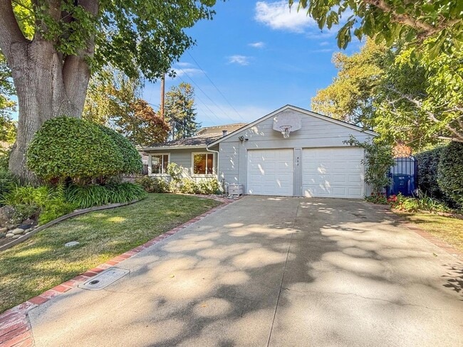 Photo - 527 Hilbar Ln