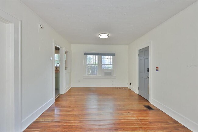 Photo - 340 Moffett Ct N