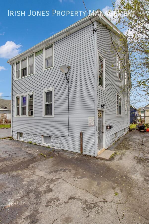 Building Photo - 175 Freund St Unit Rear Flr 2 Rental
