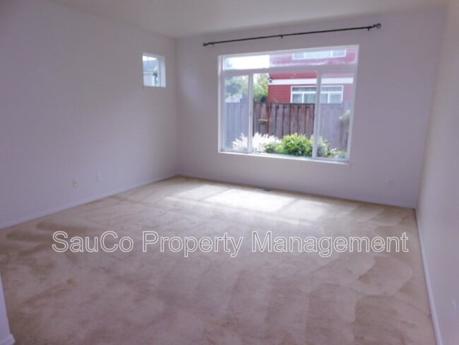 902 SE Portlandia Ave