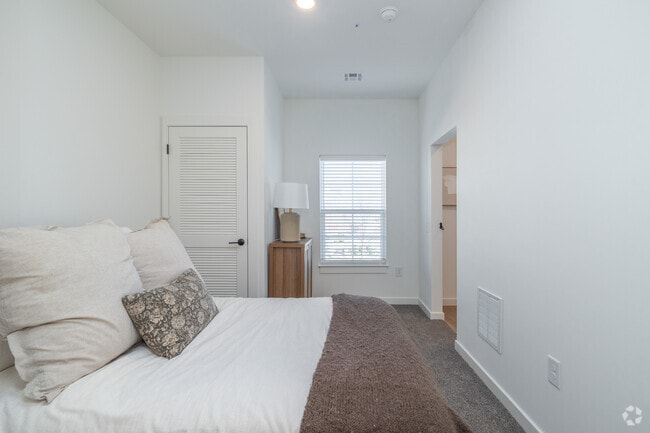1BR, 1BA - 815SF - Bedroom