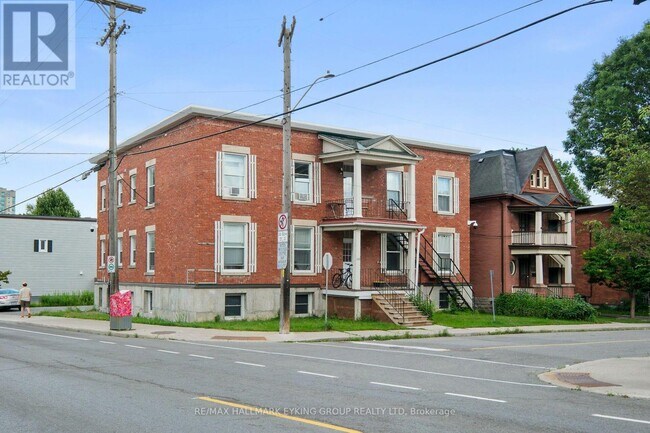 Photo - 135 Concord St S Unité 3
