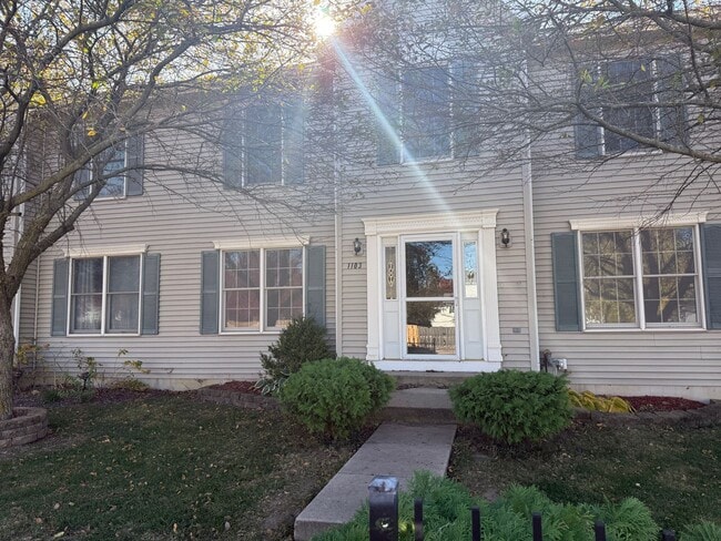 Building Photo - Beautiful 3B 2.5 bathroom townhouse in Normal