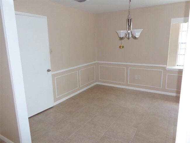 2735 Manila Ln