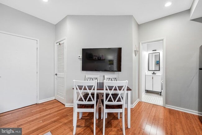 Photo - 1931 17th St NW Unidad 103