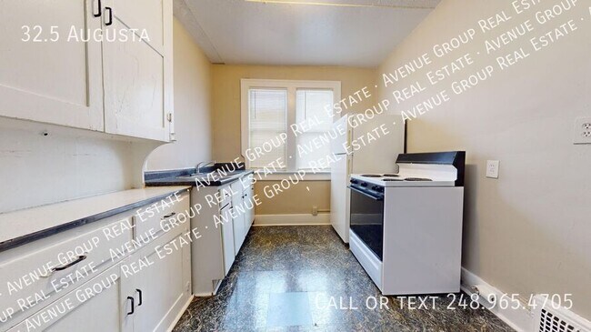 Photo - 32.5 Augusta Ave