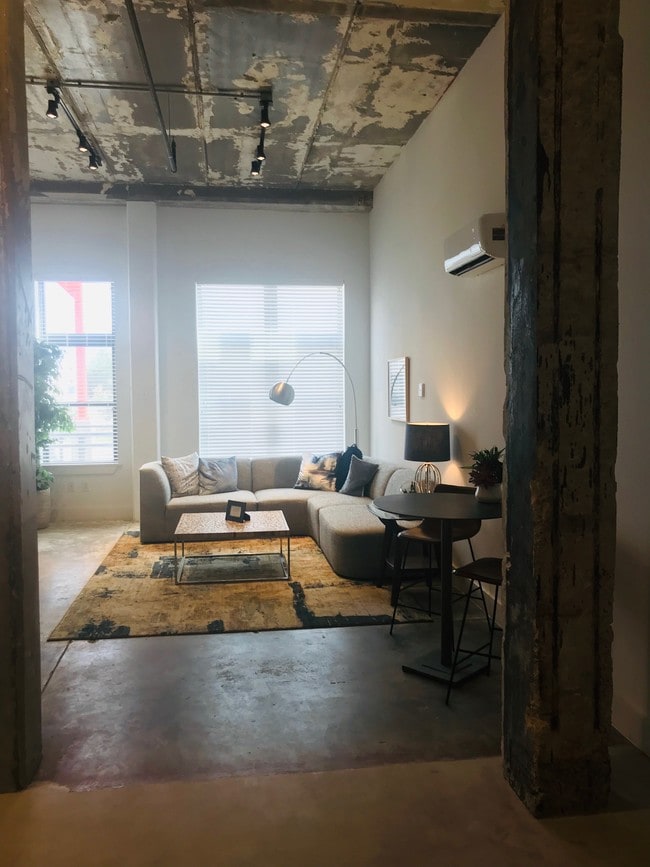 Modelo de plano de planta - SOUTH SIDE Living + Maker Spaces