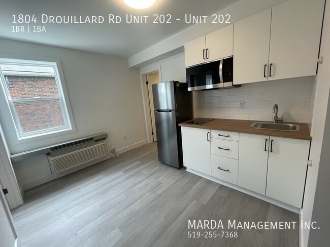 Photo - MODERN BACHELOR UNIT IN EAST WINDSOR! INCLUSIVE W/ FREE INTERNET!! Unit 202