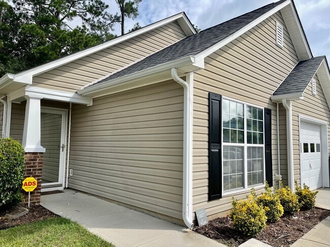 Building Photo - TWO BEDROOM IN GATED COMMUNITY