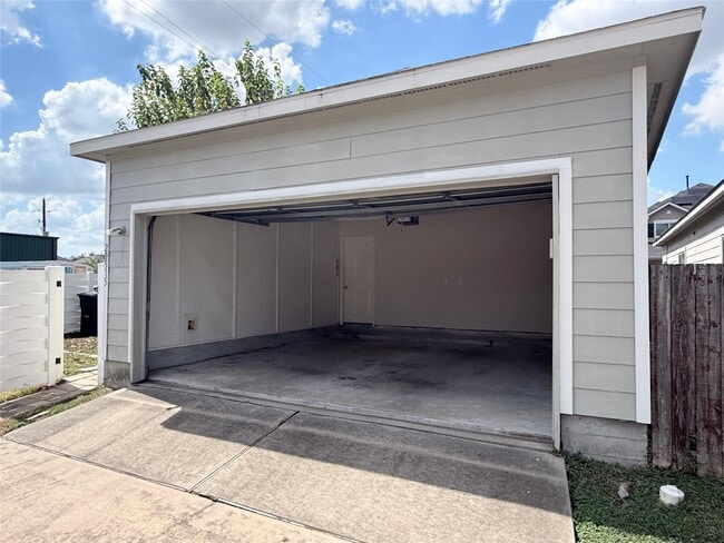 Building Photo - 20515 Sycamore Crest Ln