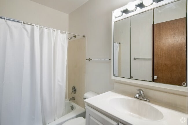 1BR, 1BA - 785SF