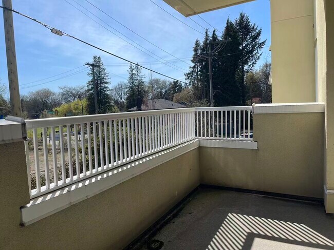 Photo - 5626 Larch St