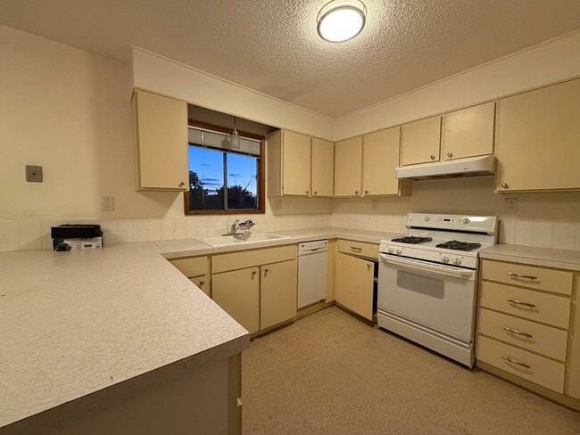 Building Photo - Upper unit duplex with views!