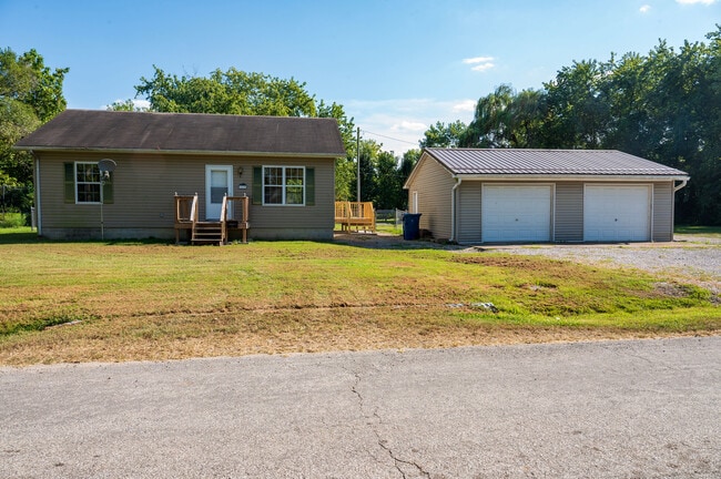 Building Photo - 733 W Maple St Rental