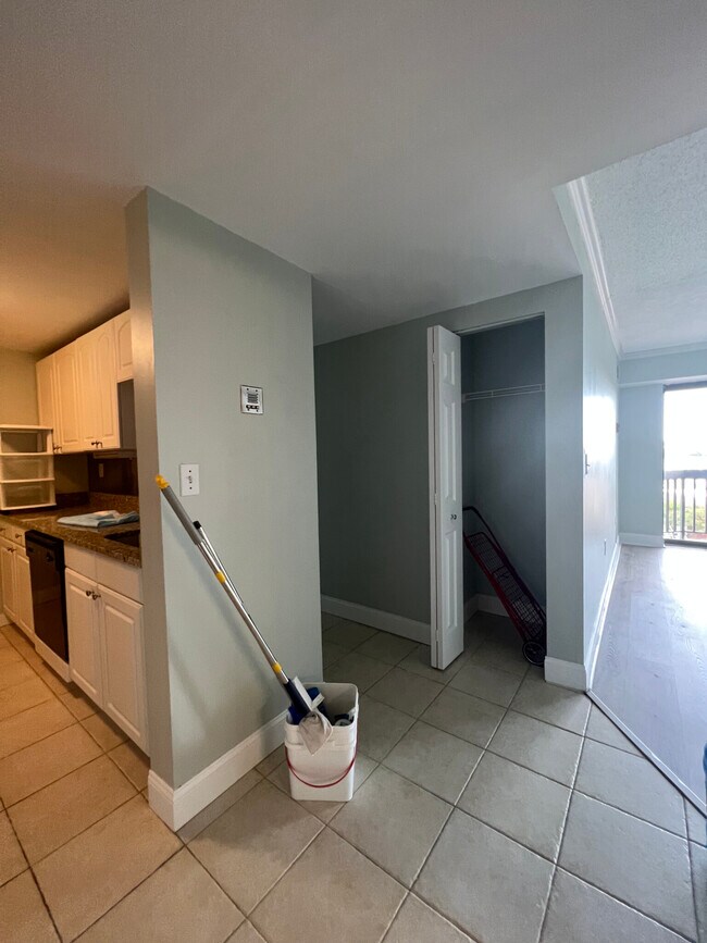 Photo - 15 N Beacon St Unidad 803