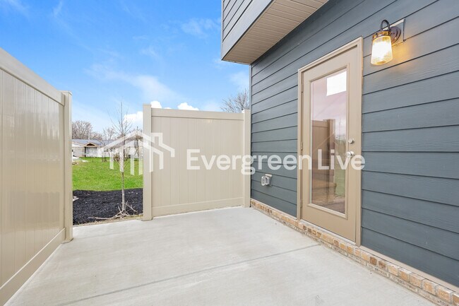 Photo - 738 Elkins Dr