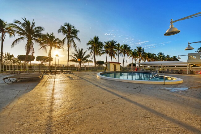 Photo - 2899 Collins Ave Unidad 1638